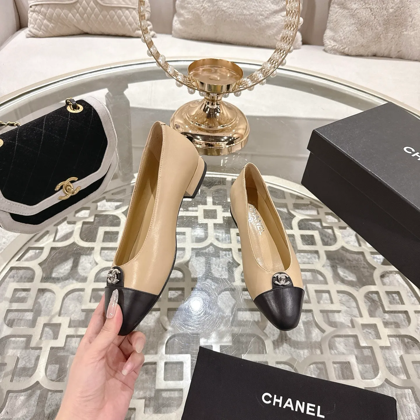 👟👟Ex-factory price 560👟👟Chanel 2025SS Spring and Summer New Double C Button Mary Jane🆕 Xiaoxiang𝐂Jia's beautiful Mary Jane shoes are so sweet that they are so beautiful that they are so beautiful. The round square toe design is cute and cute ~ metal/button logo. The appearance is super online. When you wear it, you will feel like a wealthy daughter. I thought it looks good. Only when I put it on my feet do I know how easy it is to wear ~ Upper: Customized lambskin Lining: Sheepskin Outsole: Genuine leather outsole imported from Italy Size: 35-42 (40.41.42 customization is non-refundable) Packaging: The latest gift box packaging at the counter